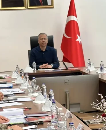 Yerlikaya'dan Hakkari'de Sınır Güvenliği Toplantısı