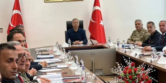 Yerlikaya'dan Hakkari'de Sınır Güvenliği Toplantısı