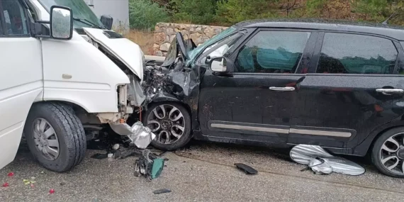 Mengen'de Otomobil ve Minibüs Çarpıştı