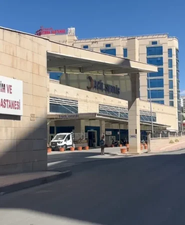 Siirt'te Minibüs ve Ticari Araç Çarpıştı: 12 Yaralı