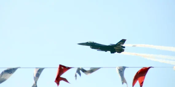 SOLOTÜRK Kayseri semalarında gösteri uçuşu yaptı