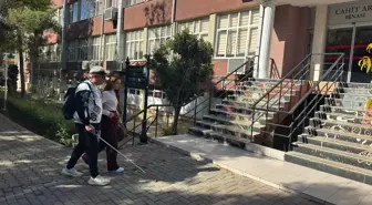 Görme Engelli Öğrenci Rahman Gazi Yaşar, Sınıf Arkadaşlarının Desteğiyle Başarıya Koşuyor