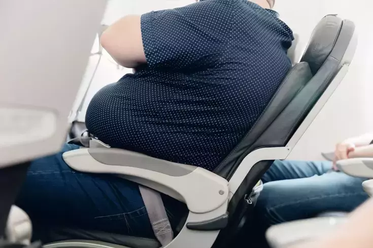 Hava yolu şirketi artık kilolu yolculardan 2 koltuk parası alacak