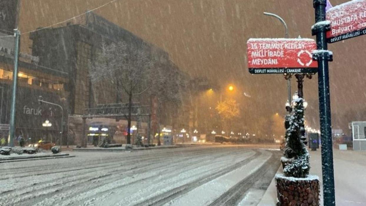 Başkente mevsimin ilk karı düştü, her yer beyaza büründü