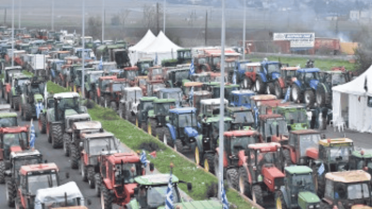 Yunanistanda insanlar gergin! Girit Adası'nda çiftçiler havalimanını basıp polisle çatıştı