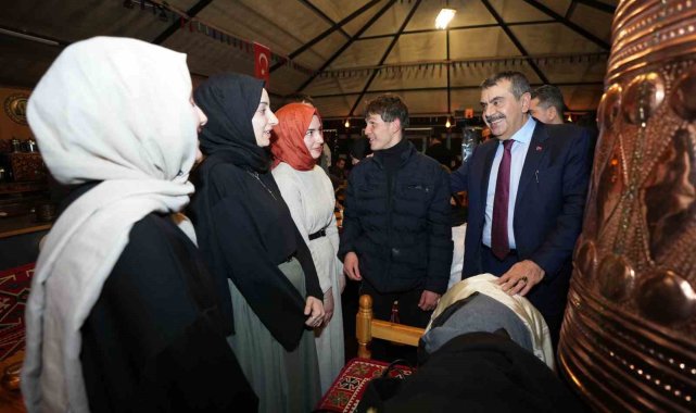 Bakan Tekin'e Ramazan çadırında gençlerden yoğun ilgi