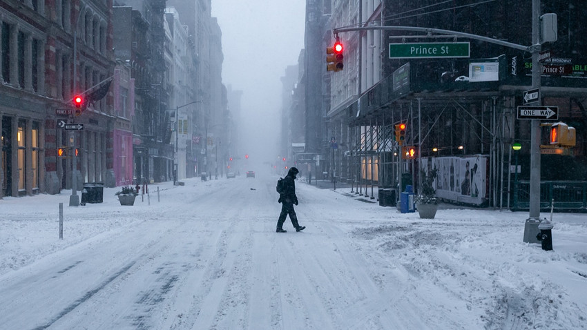 New York'ta yoğun kar hayatı durma noktasına getirdi