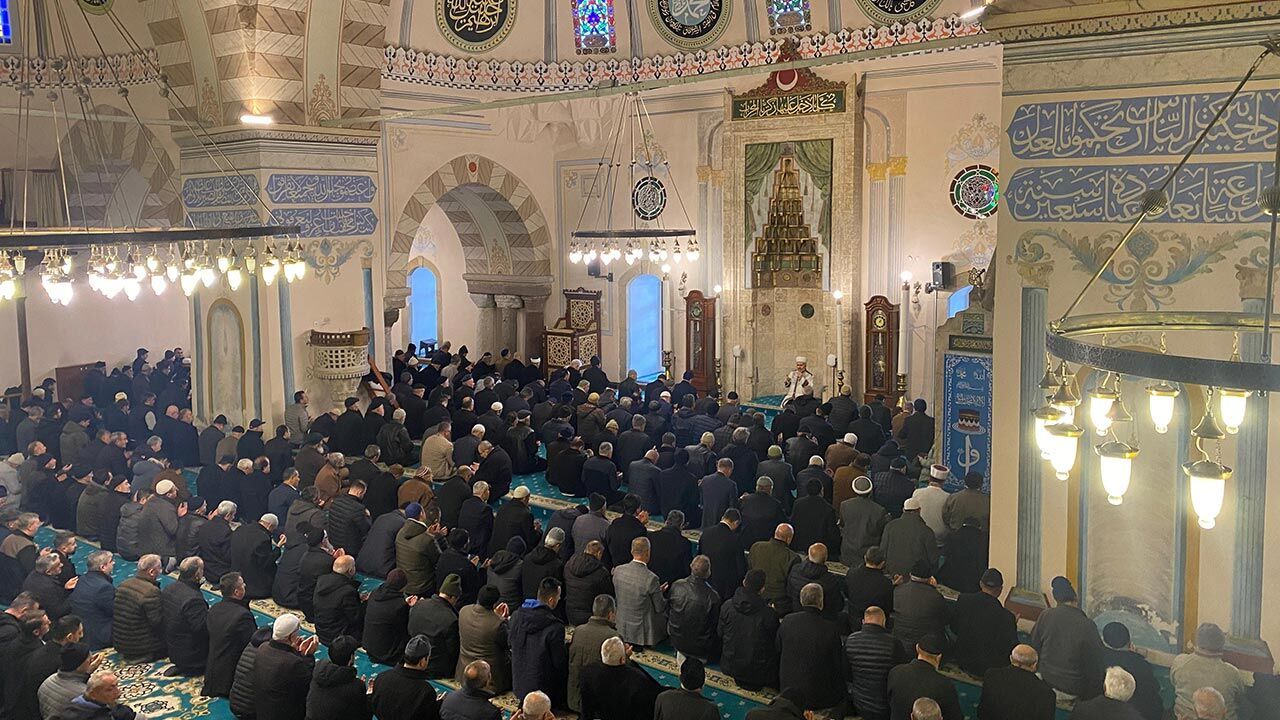 Diyanet geleneklerimizi gün yüzüne çıkarıyor!Çankırı'da Enderun usulüyle teravih kılındı